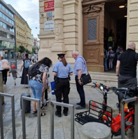 Policisté u škol připomínali Pomněnkový den 